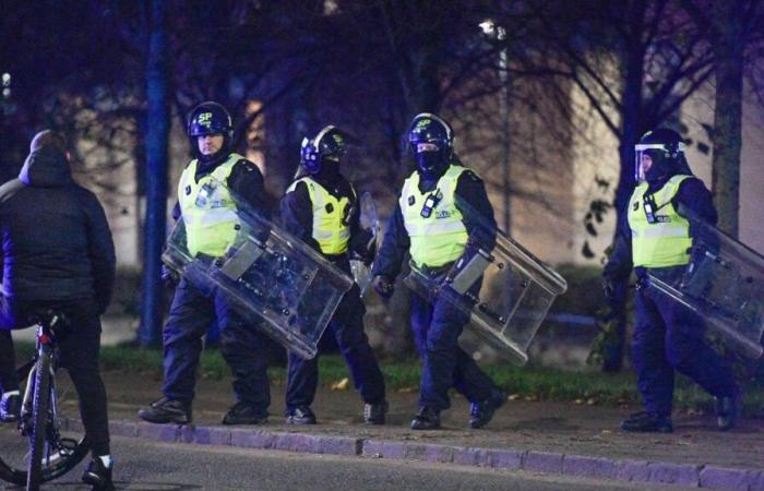 Les policiers anti-émeutes affrontent des feux d’artifice et un hélicoptère de police appelé alors que les gangs incendient les poubelles et lancent des bouteilles