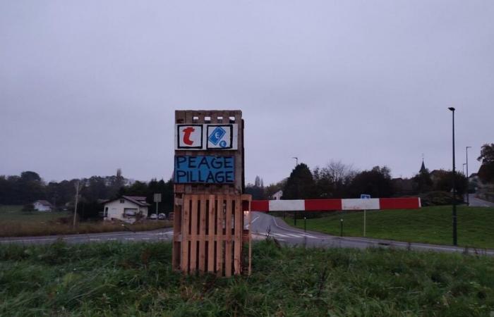 un faux péage installé au rond-point de Lully par les opposants à l’autoroute Machilly-Thonon