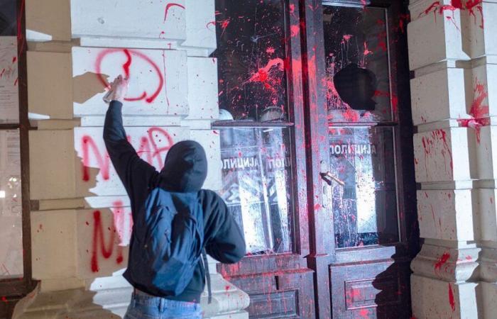 Des milliers de Serbes manifestent à Novi Sad contre l’effondrement mortel de l’auvent de la gare