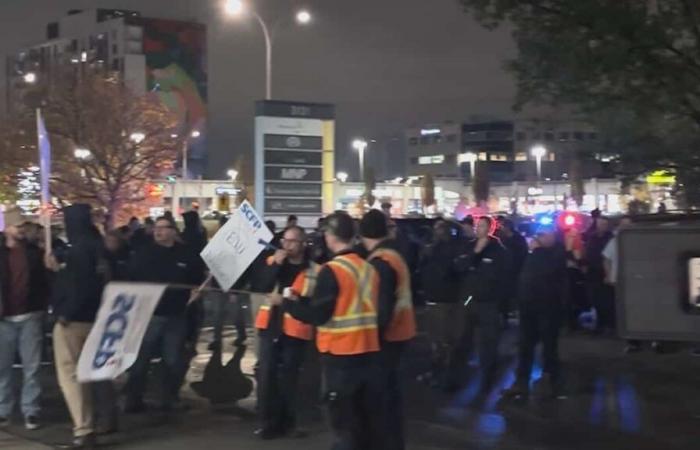 EN VIDÉO | Colère des cols bleus à Laval: sécurité renforcée et ambiance tendue devant l’hôtel de ville