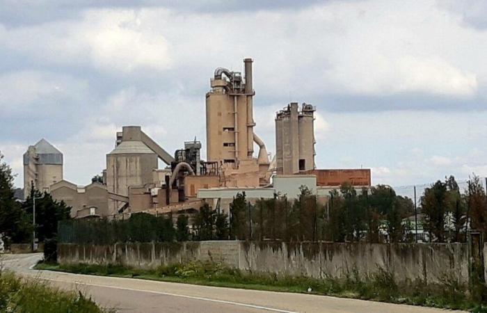 Un incendie dans un silo de 31 mètres de hauteur contenant du charbon sur le site de Calcia à Beaucaire