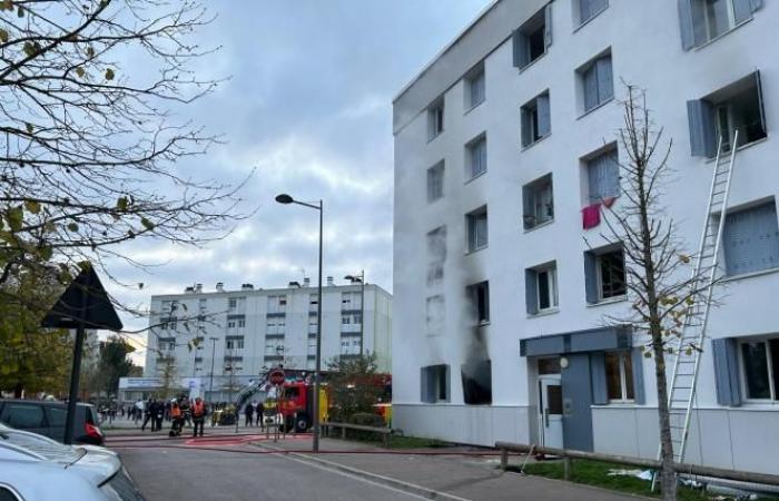 les habitants escaladent la façade du bâtiment pour sauver une femme et un enfant