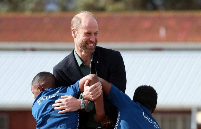 Au Cap, le prince William et son costume chahuté par les jeunes rugbymen