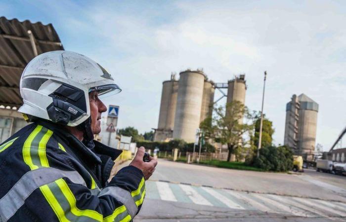 Incendie dans un silo de 31 mètres de haut contenant du charbon sur le site de Calcia, classé Seveso, à Beaucaire