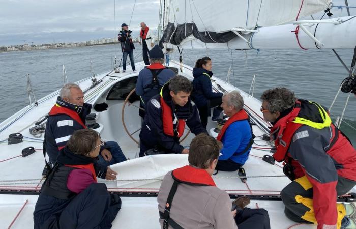 Au village Vendée Globe, un stage de voile 5 étoiles à bord du premier bateau vainqueur de la course