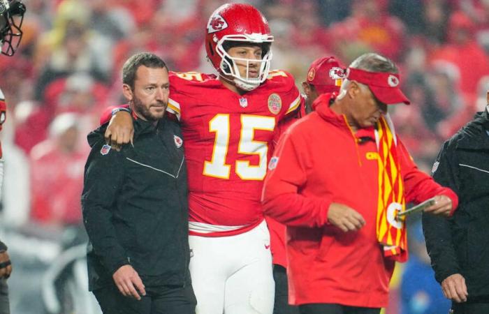 Le quart des Chiefs Patrick Mahomes ignore la cheville roulée pour mener Kansas City à la victoire en prolongation