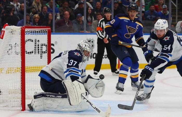 Hellebuyck a son casque plein