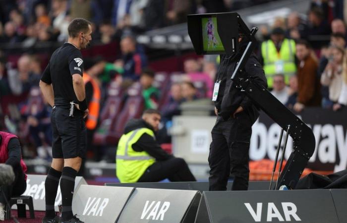 Michael Oliver et David Coote accusés d’une nouvelle erreur du VAR – mais une règle peu connue prouve qu’ils ont obtenu la décision SPOT ON