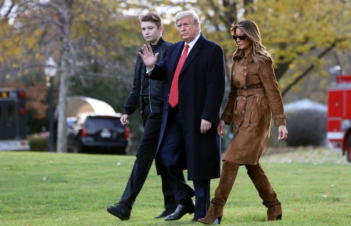 Le fils de Donald Trump, Barron, affiche un physique stupéfiant alors qu’il domine ses parents lors de la déclaration de victoire