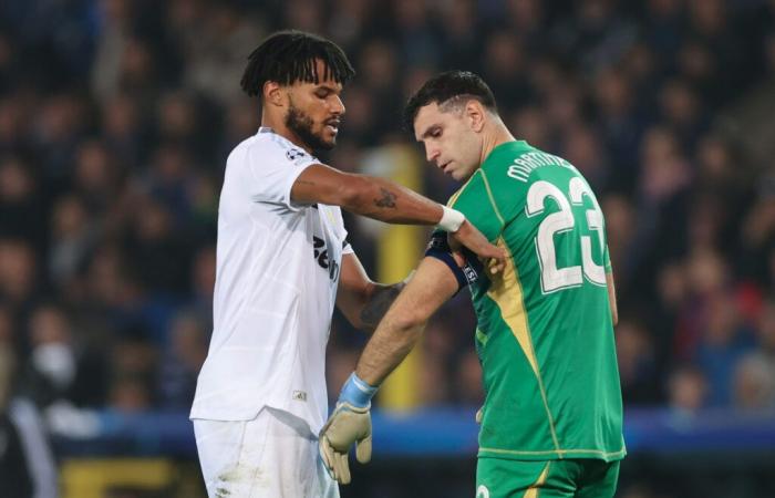 Chris Sutton choqué par le handball de Tyrone Mings lors de la défaite d’Aston Villa face au Club de Bruges