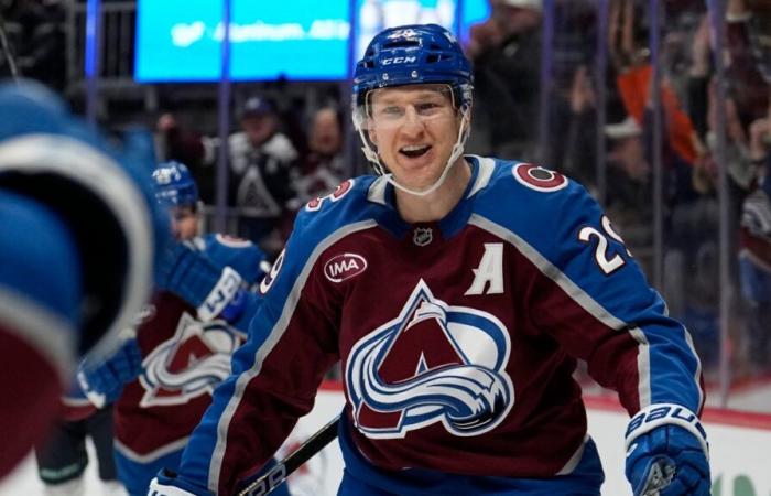 Nathan MacKinnon a récolté cinq passes décisives, mais Cale Makar a quitté le match