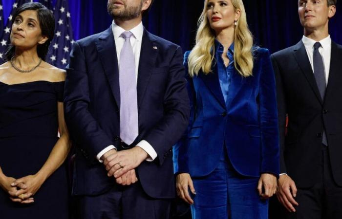 Le surprenant costume bleu d’Ivanka Trump aux côtés de son père à Palm Beach