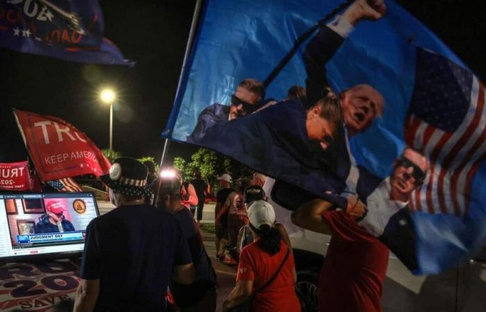 EN IMAGES | Voici un aperçu des partisans de Trump devant sa résidence en Floride