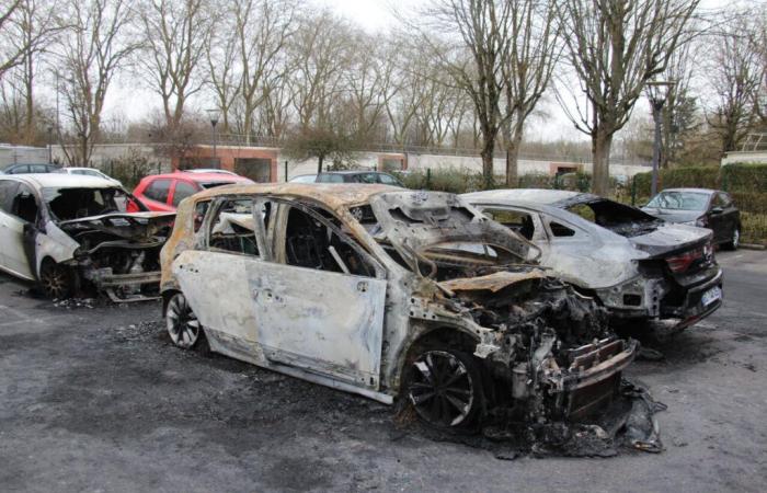 un garage prend feu en pleine nuit, une trentaine de voitures brûlées