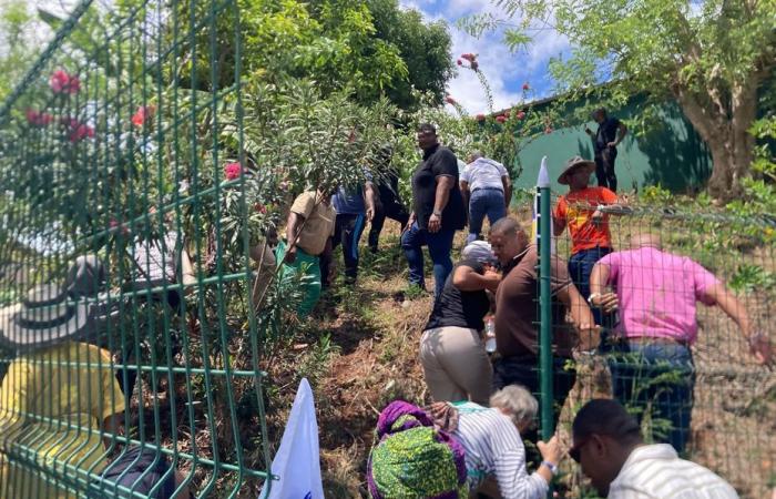 Des enseignants en grève forcent l’entrée du rectorat de Mayotte pour obtenir un rendez-vous avec le recteur