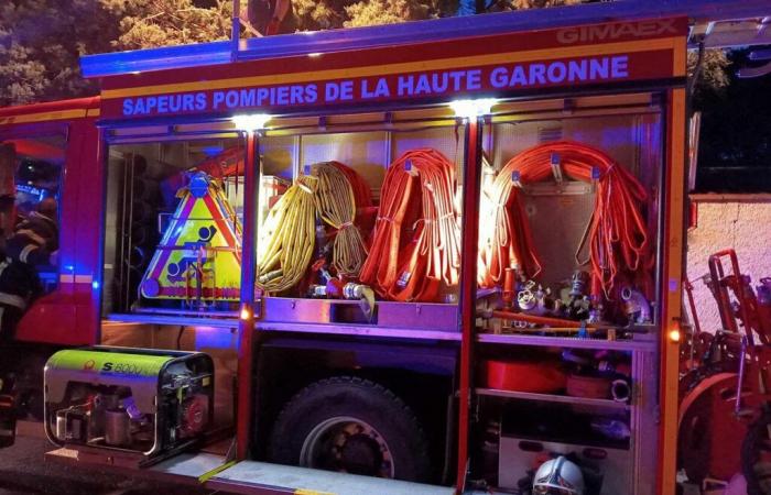 une maison abritant un club d’aviron en partie détruite par un incendie pendant la nuit