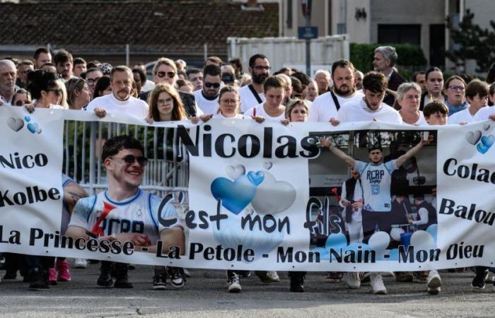 un millier de personnes défilent en son hommage