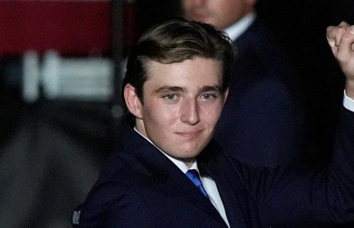 Barron Trump en costume photographié votant pour son père pour la première fois dans un joli message de maman Melania