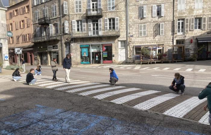 Salins-les-Bains. Les rues transformées en terrain de jeu théâtral