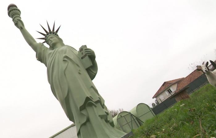 elle installe une réplique géante de la Statue de la Liberté dans son jardin