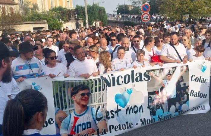 proches et anonymes unis dans la douleur lors d’une marche blanche à Romans-sur-Isère