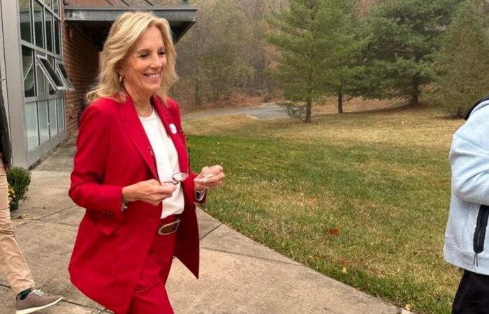 « Pour qui Jill Biden a-t-elle voté ? » : la tenue « MAGA rouge » de la Première dame le jour de l’élection provoque une frénésie sur les réseaux sociaux