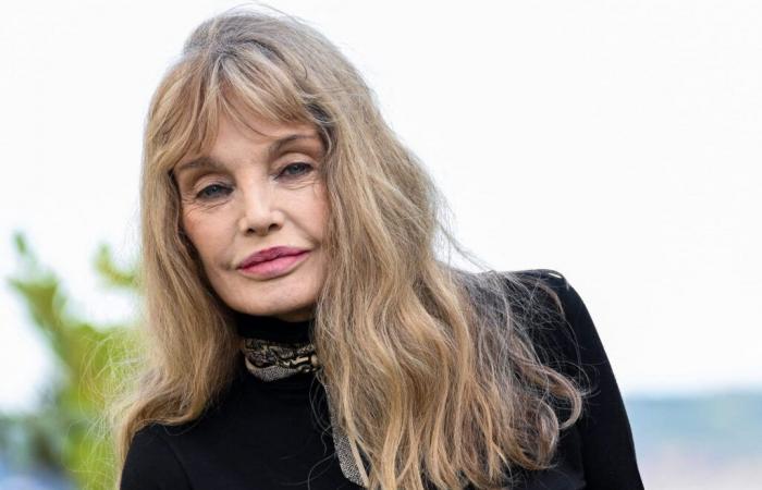 Arielle Dombasle exclue d’une église parisienne controversée à cause de sa tenue