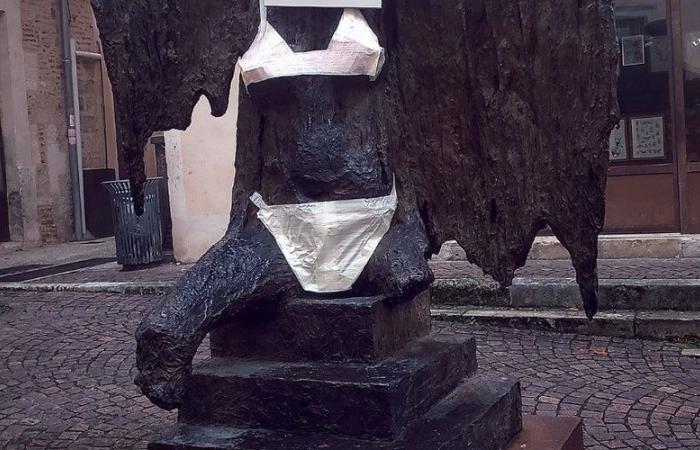 Qui a mis une culotte et un soutien-gorge sur cette sculpture à Cahors ?