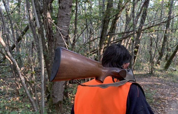 un chasseur touché par une balle retrouvé mort au bord de la route