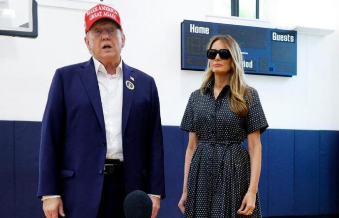 Le visage impassible de Melania Trump, en robe Dior et lunettes de soleil au bureau de vote