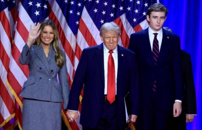 Trump lui-même mesure 1,90 mètre, mais son fils Barron le domine toujours