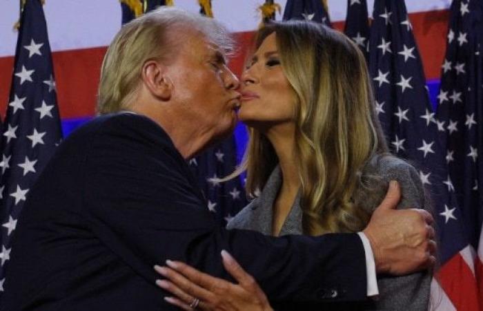 Résultats des élections américaines Donald Trump remercie son épouse Melania avec un câlin et un baiser lors du rassemblement pour la victoire en Floride