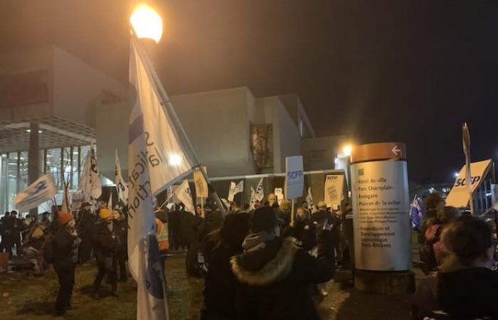 Salle comble, manifestation et polémique