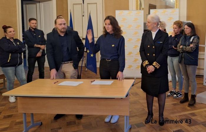 Douze nouveaux facteurs prêtent serment à la préfecture du Puy-en-Velay