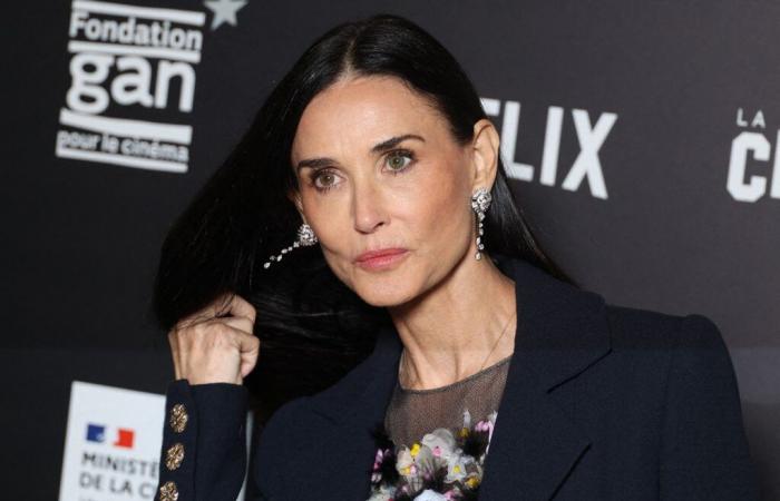 A Paris, Demi Moore sort la robe à fleurs avec Julie Gayet et Laura Smet