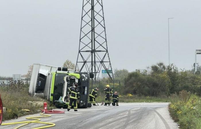 Drôme. Un lourd camion frigorifique se renverse dans un virage : circulation perturbée