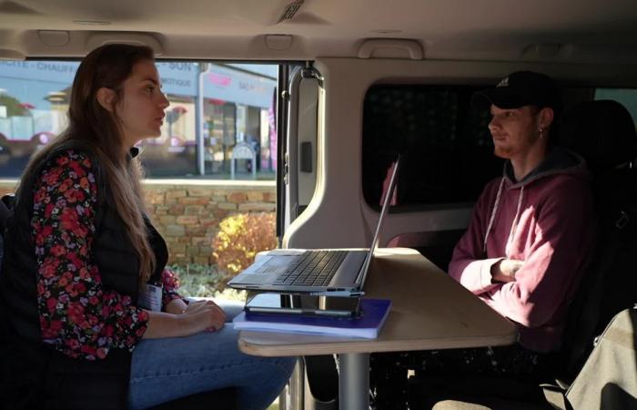 “J’étais un peu perdu, le conseiller m’a beaucoup aidé !” Un minibus pour sortir les jeunes ruraux de leur isolement