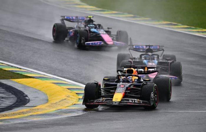 Formule 1 | Pourquoi Red Bull a laissé Verstappen en piste dans des conditions « terribles »