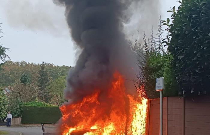 un centre commercial des Yvelines visé par un braquage, une voiture en feu