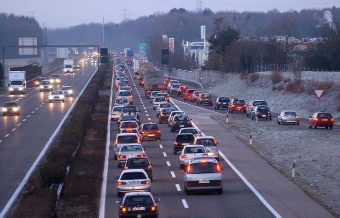 Une automobiliste termine son écart sur le toit en contrebas de l’autoroute