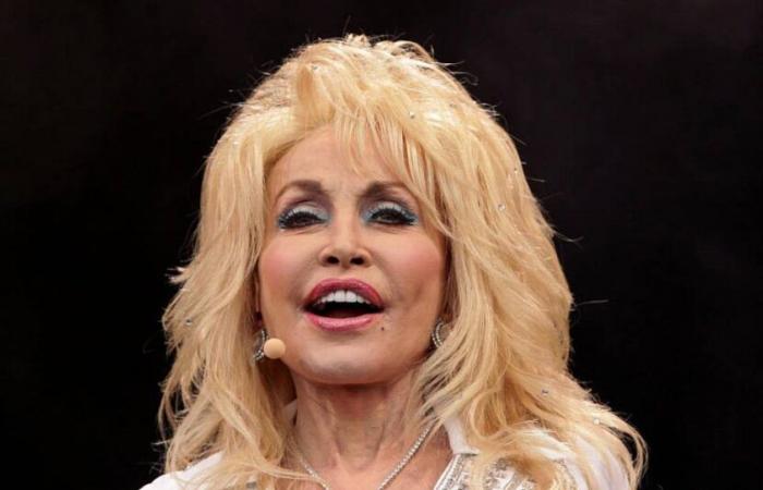 Dolly Parton pense qu’elle est plus « une horreur qu’une icône »