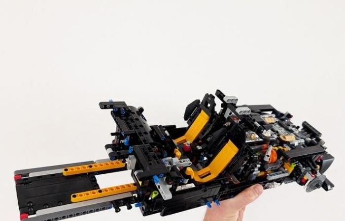 Nous avons construit la petite McLaren P1 en Lego… pendant que la grande roulait sur la piste