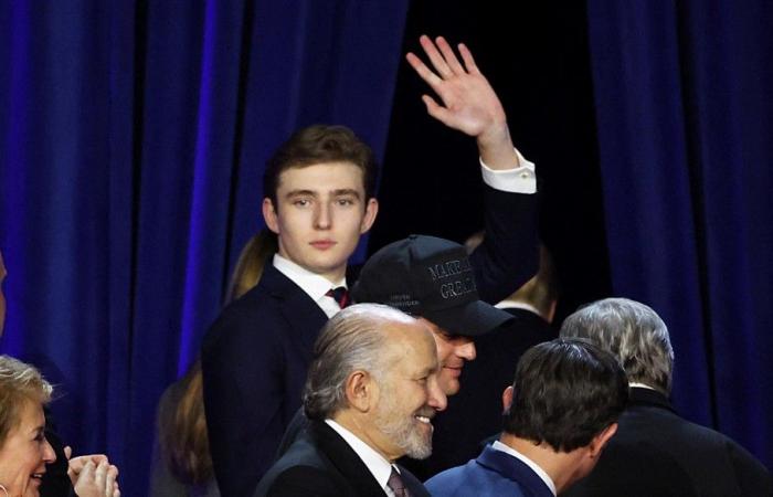 Trump lui-même mesure 1,90 mètre, mais son fils Barron le domine toujours