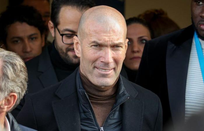 l’impressionnante marée humaine autour de Zidane, spectateur notable au Bernabeu