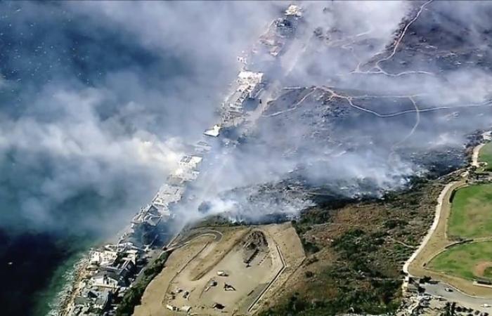 Un grand incendie ravage la banlieue nord-ouest de Los Angeles, un autre menace la ville huppée de Malibu