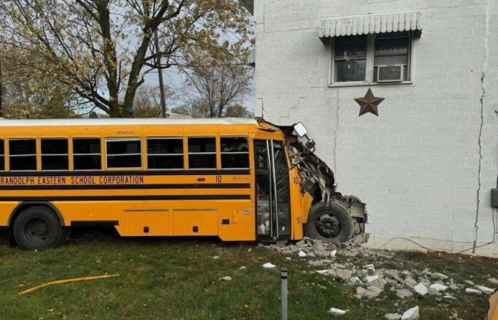 EN IMAGES | Un bus scolaire rempli d’élèves s’écrase dans une maison