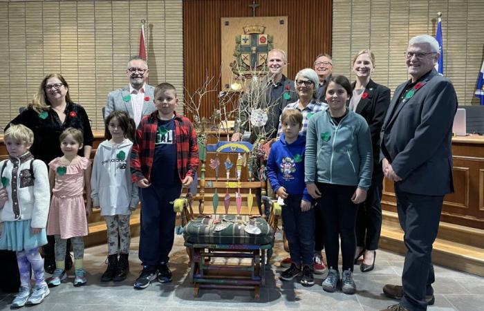 Les enfants prennent place dans la salle du conseil de Waterloo