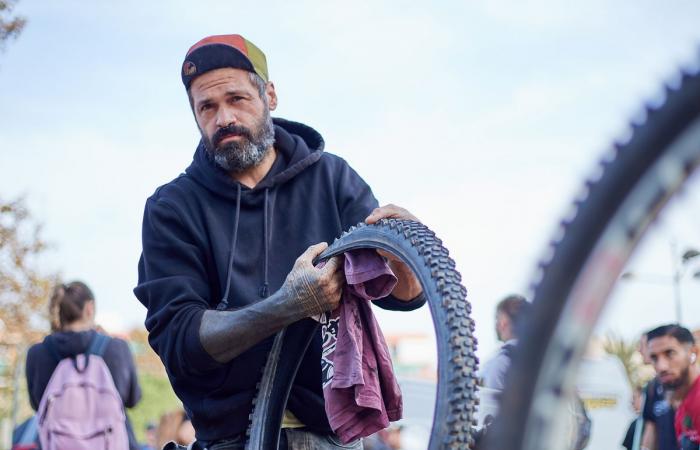 En Espagne, l’entraide à vélo après les inondations