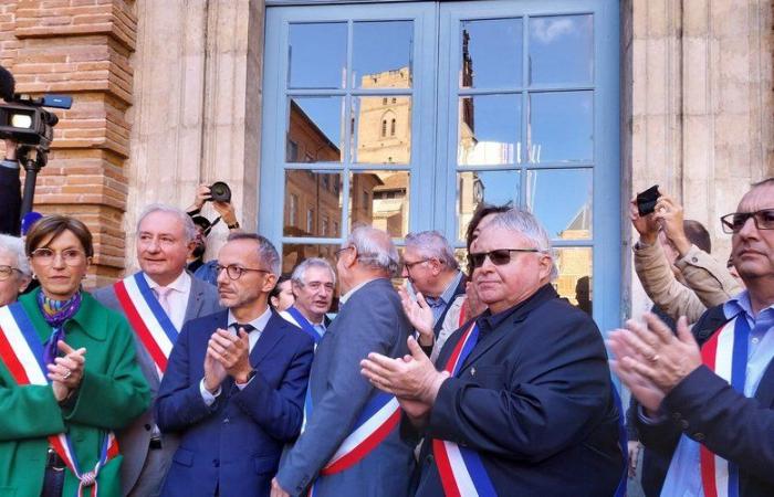 plus d’une centaine de maires de Haute-Garonne manifestent à la préfecture contre les coupes budgétaires