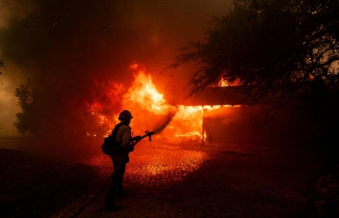 Plus d’une centaine de maisons détruites par un vaste incendie près de Los Angeles – 11/08/2024 à 04:53